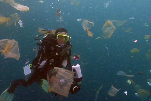 Cada año son vertidas al mar miles de toneladas de plástico