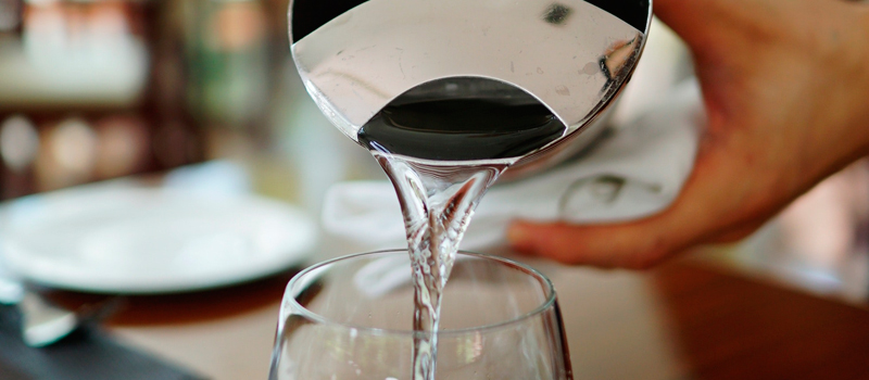 Agua gratuita en restaurantes y hoteles por ley